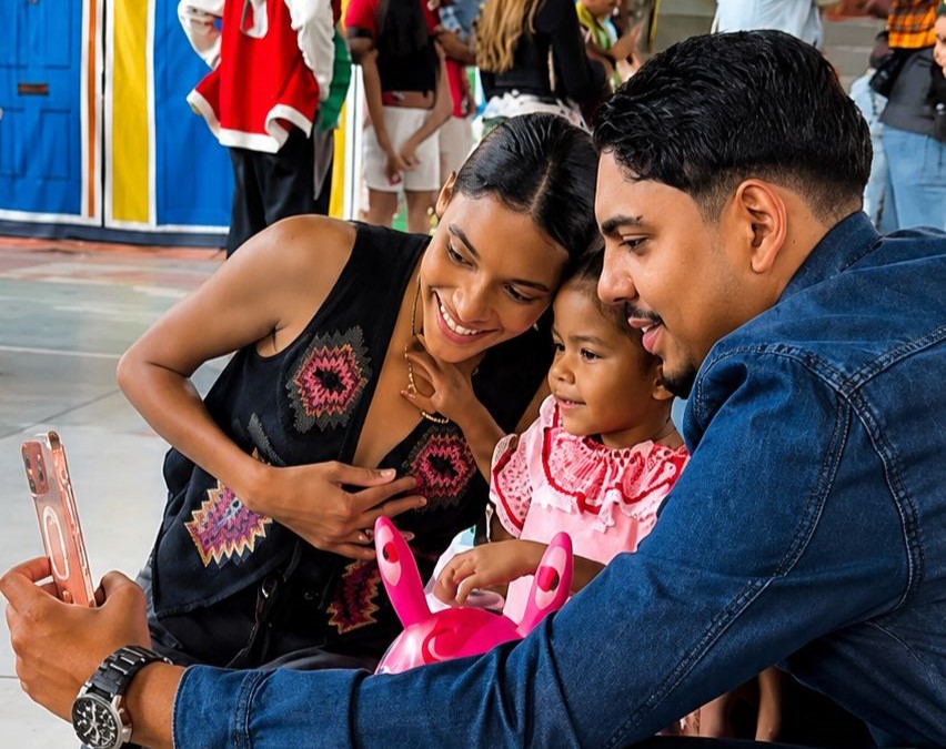 Família participando de um evento da escola com a filha